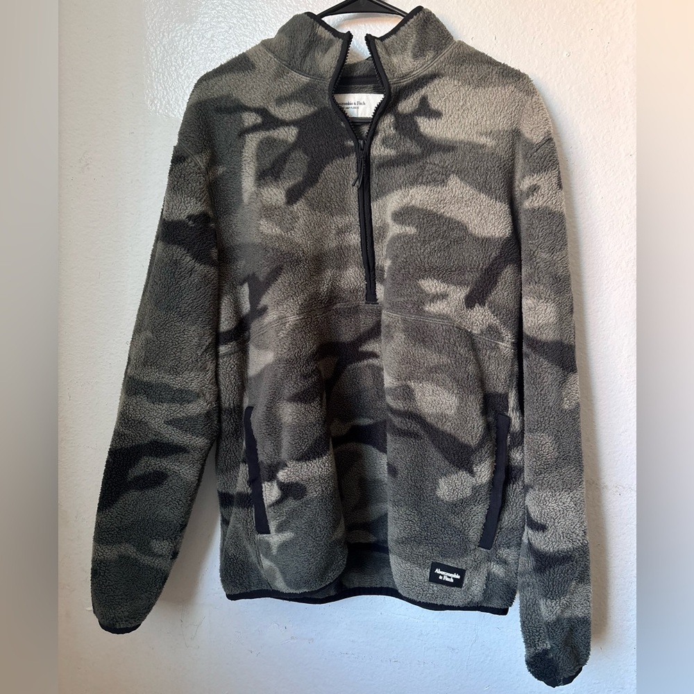 Abercrombie & Fitch Men's Camouflage Zip-Up Sweater